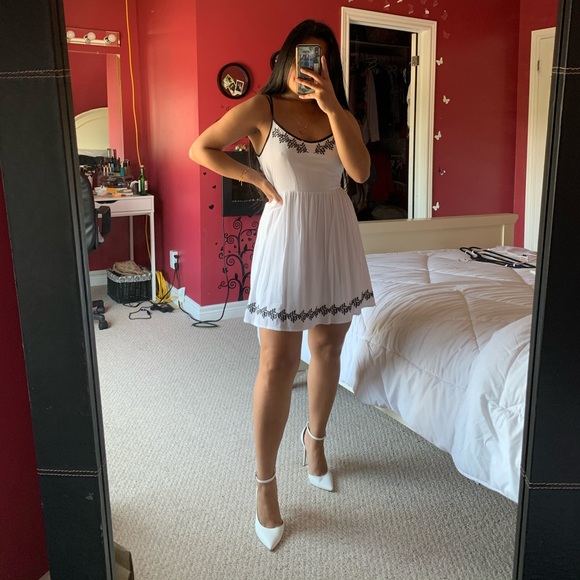 ✨2/$20✨ White Zaful Summer Dress - Picture 1 of 4